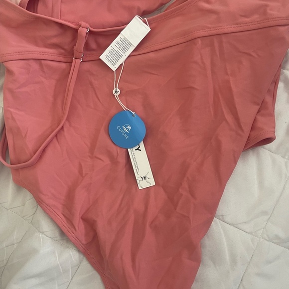 Cupshe Swimsuit - Picture 3 of 3